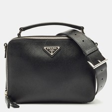 Prada black saffiano d'occasion  Expédié en Belgium