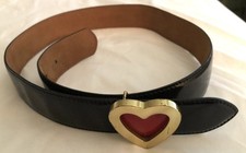 Cinto de coração feminino vintage Moshino preto couro envernizado vermelho e dourado tamanho 42 comprar usado Cinto de coração feminino vintage Moshino preto couro envernizado vermelho e dourado tamanho 42 comprar usado  Enviando para Brazil