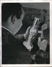 1944 Press Photo Worker removendo figura de gesso do molde, usado comprar usado  Enviando para Brazil