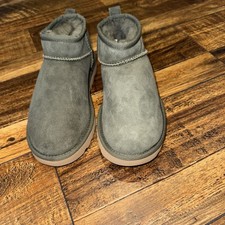 Bota UGG Classic Ultra Mini Feminina - Tamanho EUA 6 Verde Musgo / Ânfora comprar usado  Enviando para Brazil