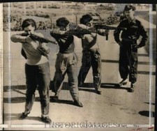 1956 Press Photo oficial do exército sírio treina universitárias para usar submetralhadoras comprar usado  Enviando para Brazil