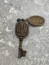CRACHÁ BROCHE ATRAÇÃO HOTEL TORRE HOLLYWOOD DA DISNEY DLRP QUARTO 1313 CHAVE PENDURADA comprar usado  Enviando para Brazil