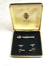 Conjunto de broches vintage Gucci abotoaduras e gravata barra clipe bit cavalo com caixa comprar usado Conjunto de broches vintage Gucci abotoaduras e gravata barra clipe bit cavalo com caixa comprar usado  Enviando para Brazil