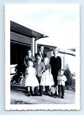Foto antiga vintage HOMEM MULHERES MENINOS MENINAS BRINQUEDO TRICICLO POR GARAGEM CASA comprar usado  Enviando para Brazil