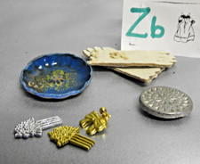 Usado, Zb. LUVAS BORDADAS VINTAGE MINIATURA CASA DE BONECAS PENTES DE CABELO 2 X PRATOS comprar usado  Enviando para Brazil