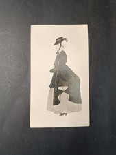 Ritaglio stampa signora usato Ritaglio stampa signora usato  Italia