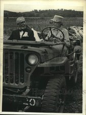 Foto de imprensa 1943 Eleanor Wides leva E.S. Filho do Brasil em turnê de Ft. Benning comprar usado  Enviando para Brazil