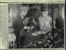 1969 Press Photo menina vietnamita opera torno na fábrica de munições vietcongues comprar usado  Enviando para Brazil