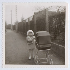 Girl holds stroller d'occasion  Expédié en Belgium