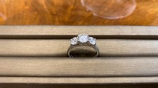 Anillo Con 3 Diamantes Reales Engastados En Platino Con Certificado autenticidad comprar usado  Enviando para Brazil