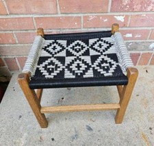 Taburete de pie de roble vintage banco ganchillo negro y gris diamante asiento segunda mano  Embacar hacia Mexico