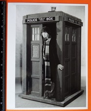 Foto original de Doctor Who 8,5 x 6,5 pol. A Máscara de Mandragora, 1976 Dr & TARDIS, usado comprar usado Foto original de Doctor Who 8,5 x 6,5 pol. A Máscara de Mandragora, 1976 Dr & TARDIS, usado comprar usado  Enviando para Brazil