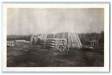 Postal antigua publicada foto de hombre escena de fábrica poste valla de hormigón de la década de 10 RPPC segunda mano  Embacar hacia Argentina