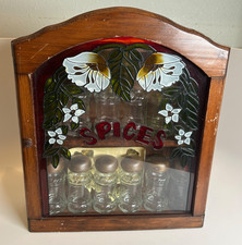 Rack de especiarias pendurado de madeira vintage com vitrais, garrafas e adesivos. comprar usado  Enviando para Brazil