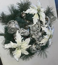  Linda coroa de flores de inverno/natal para porta da frente com flores brancas e fita, usado comprar usado  Enviando para Brazil