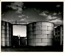LG51 1949 Foto Original TANQUES ANTIGOS DE ARMAZENAMENTO DE FAZENDA E PASSARELA FOTO ARTÍSTICA comprar usado  Enviando para Brazil