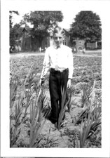 Usado, Foto vintage rural americana instantânea menino na fazenda Ford modelo T década de 1920 comprar usado  Enviando para Brazil