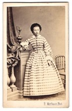 Fotografie H. Mathaus, München, junge Frau im hellen gemusterten Kleid mit Haub  comprar usado  Enviando para Brazil