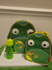 Usado, Raro Skip Hop Cody the Chameleon Conjunto de Bolsa de Livro Infantil, Lancheira e Copo Sippy comprar usado  Enviando para Brazil