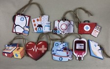 Lote Antigo 9 Enfeites de Natal de Madeira Enfermeira Coração de Madeira Sangue RN Chapéu Bandaid comprar usado  Enviando para Brazil
