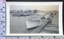 Docas para barco de pesca navio aquático cruzeiro pessoas lazer foto BW instantâneo comprar usado  Enviando para Brazil