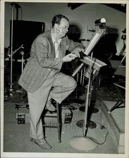 1942 Press Photo Produtor Ted Collins mostrado em estúdio CBS foto de ensaio. comprar usado  Enviando para Brazil
