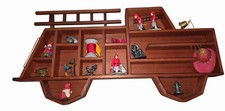 Usado, Prateleira de parede de madeira com tema de bombeiro com acessórios de figuras em miniatura comprar usado  Enviando para Brazil