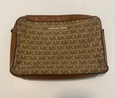 Estojo Michael Kors, 581 bolsa de embreagem estojo tablet marrom, USADO. comprar usado Estojo Michael Kors, 581 bolsa de embreagem estojo tablet marrom, USADO. comprar usado  Enviando para Brazil