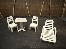 Mesa de plástico branca miniatura para casa de bonecas, 2 cadeiras, móveis para espreguiçadeira comprar usado  Enviando para Brazil