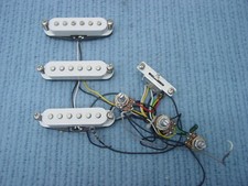 CONJUNTO CAPTADOR COM FIO Fender Squier com Potes e Interruptor para Pickguard Strat Stratocaster comprar usado  Enviando para Brazil