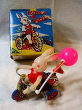 COELHINHO DA PÁSCOA VINTAGE MECÂNICO DE ESTANHO EM TRICICLO ~ C/CAIXA FUNCIONA comprar usado  Enviando para Brazil