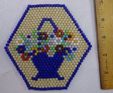 VINTAGE 5" x 5" REBITE DE CONTAS DE VIDRO LINDA CESTA DE FLORES TAPETE ALMOFADA QUENTE CONTORNO AZUL comprar usado  Enviando para Brazil