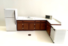 UM CONJUNTO FEITO À MÃO DE BALCÕES DE COZINHA EM MINIATURA, + UMA MÁQUINA DE LAVAR LOUÇA E UM MICROONDAS comprar usado  Enviando para Brazil