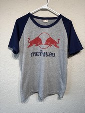 Camiseta masculina Krating Daeng Red Bull cinza médio azul marinho bebida energética tailandesa comprar usado  Enviando para Brazil