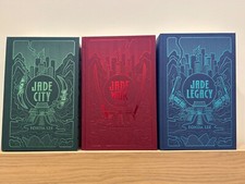 Assinado Illumicrate Green Bone Saga: Jade City, Jade War, Jade Legacy - Fonda Lee, usado comprar usado  Enviando para Brazil