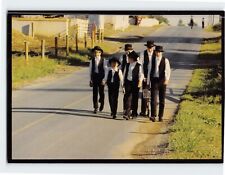 Postal Six Young Amish Boys Walk to Church Pennsylvania EE. UU. segunda mano  Embacar hacia Argentina