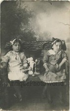 Due Carino Ragazze Con Giocattoli Su Banco Antico Studio Foto comprar usado  Enviando para Brazil