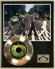 Disco folheado a ouro 45 Beatles display em uma placa de madeira ao ar livre. 02 comprar usado  Enviando para Brazil