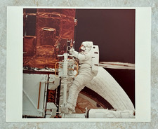 Usado, Ônibus espacial Challenger STS-41-C astronauta foto EVA #2 papel Kodak comprar usado  Enviando para Brazil