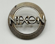 Broche vintage Nixon corpo aberto tom dourado letras e círculo gravado, usado comprar usado  Enviando para Brazil