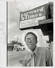1972 Press Photo Varee Shields, editor Forward Times fica sob placa de papel comprar usado  Enviando para Brazil