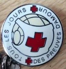 Pin lapel pins d'occasion  Les Lilas