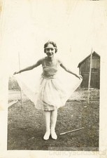1922 Linda Jovem Dama Leva um Arco em Fantasia de Fada na Fazenda comprar usado  Enviando para Brazil