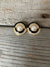 INCRÍVEL BRINCO VINTAGE ANOS 90 TOM DOURADO CRISTAL SWAROVSKI ESMALTE PRETO PÉROLA MABE comprar usado  Enviando para Brazil