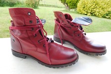 Chaussures rouges montantes d'occasion  Trie-sur-Baïse