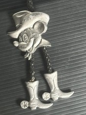 Vintage Mickey Mouse Cowboy Bolo Colar de Gravata Disneylândia Estanho Bota Ocidental comprar usado  Enviando para Brazil