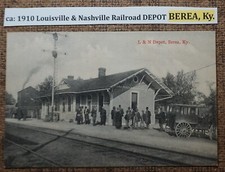 Usado, ca: 1910 Louisville & Nashville Railroad DEPOT BEREA, Ky. Cartão postal LITHO com VAGÃO comprar usado  Enviando para Brazil
