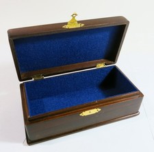 Antiga caixa de apresentação/armazenamento de madeira maciça meados dos anos 1900 com forro de veludo comprar usado Antiga caixa de apresentação/armazenamento de madeira maciça meados dos anos 1900 com forro de veludo comprar usado  Enviando para Brazil