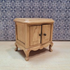 MINIATURA CASA DE BONECAS MADEIRA CLARA COM PÉS 2 PORTAS MÓVEIS DE MESA DE CABECEIRA comprar usado  Enviando para Brazil