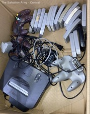Consola doméstica de videojuegos Nintendo 64 negra con 16 cables y mandos de juegos segunda mano  Embacar hacia Mexico